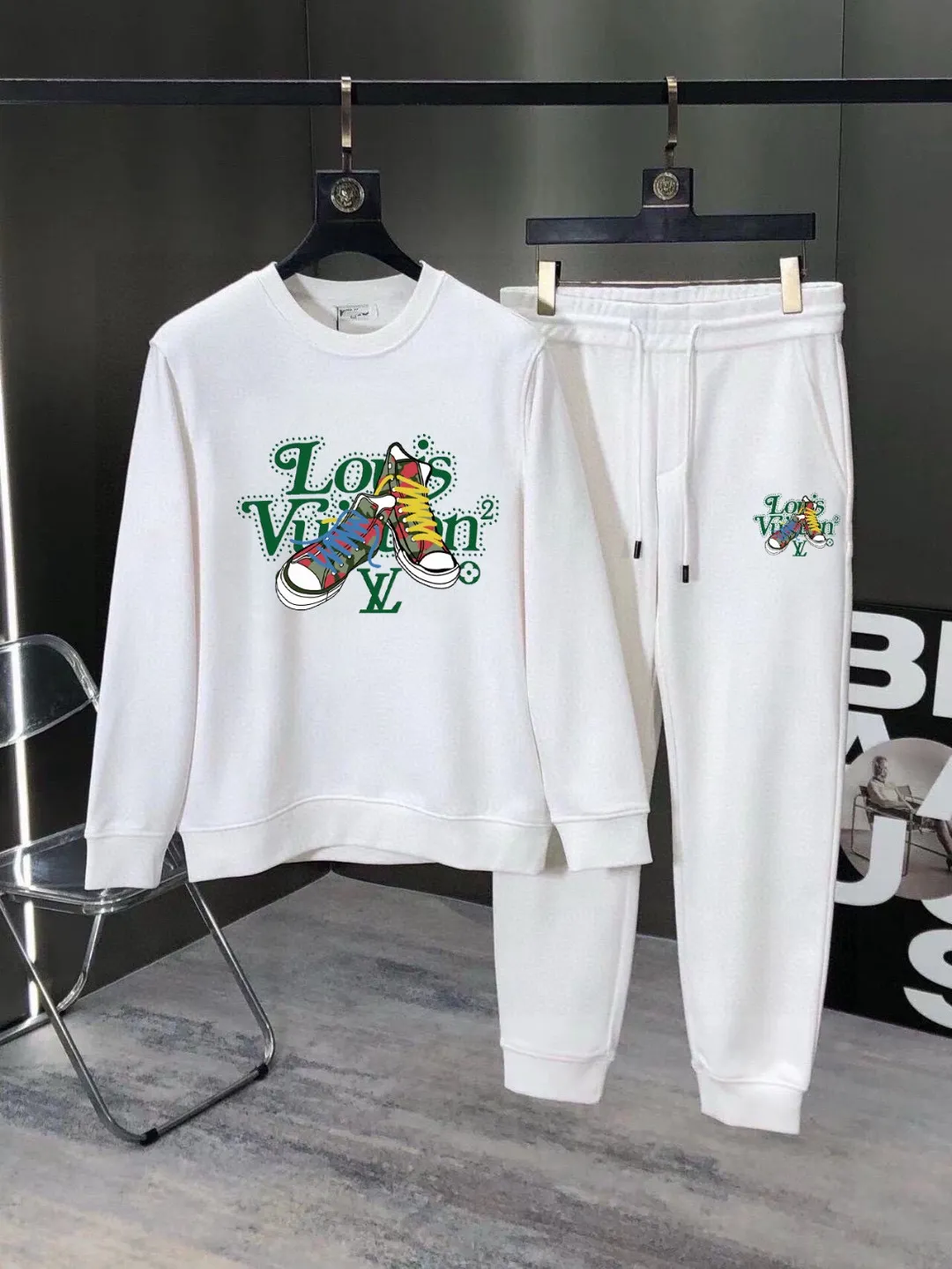 🅿️380 [Lv Louis Vuitton] (Fat Man Gospel) hot-selling suit is coming. Focus on the original version of the official website. 2025 new hot-selling sweatshirt suit. The original order is hard to buy🇭🇰. It is the meticulous work of top designers for a fitting and perfect upper body effect. All-natural high-quality Roman cotton 100%, close-fitting comfort, noble and elegant! Original hardware embodies elegance and nobility! Counter size: M-5XL (maximum wear up to 220 pounds)